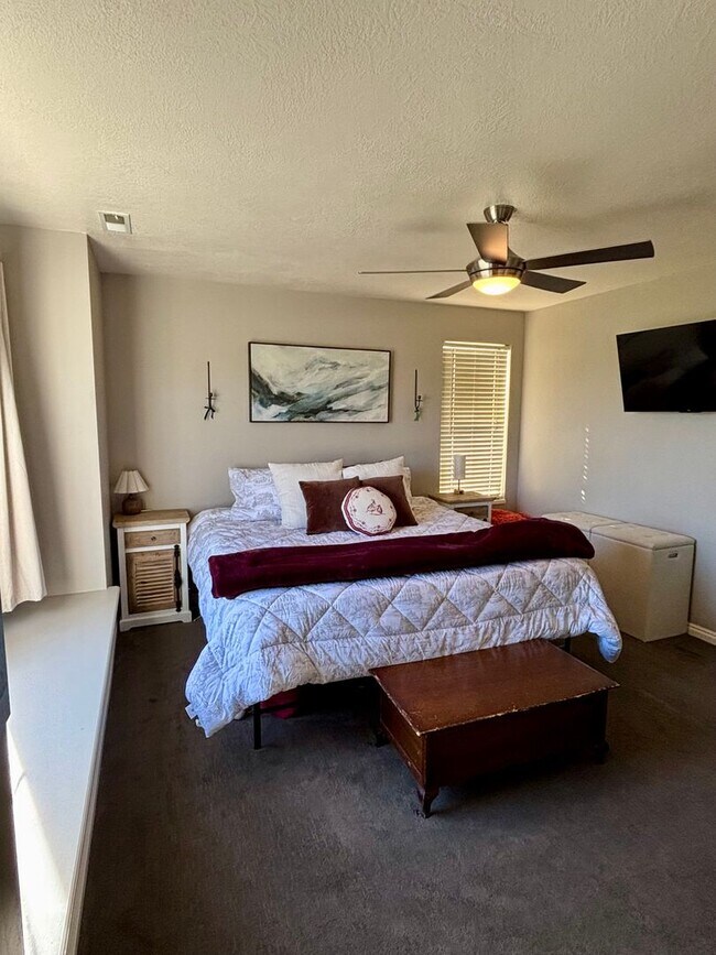 Building Photo - GORGEOUS Townhome!!!