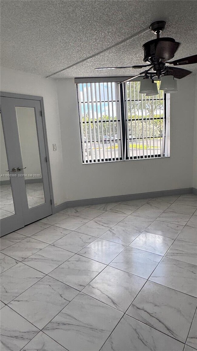 Building Photo - 212 Lake Pointe Dr