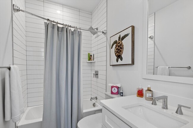 Building Photo - 15 W Bellflower St