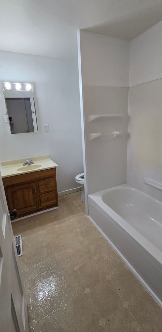 Building Photo - Remodeled 2 bedroom with Garage & small fe...