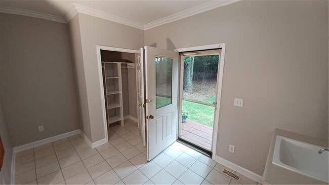 Building Photo - 5190 Southlake Dr
