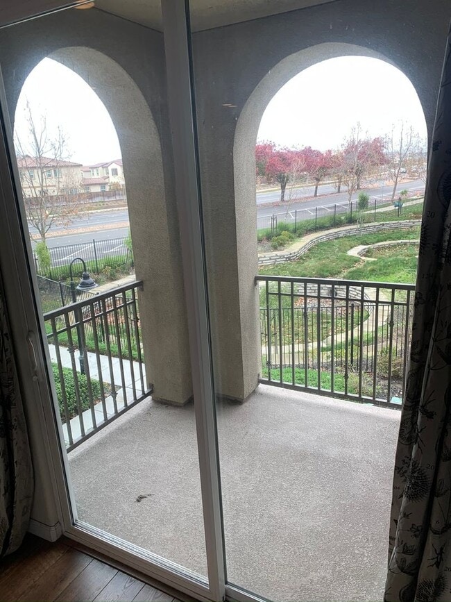 Building Photo - 3 Bed/3 Bath Newer Townhome in Desirable Ardenwood Neighborhood