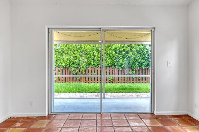 Building Photo - 935 Honeytree Ln