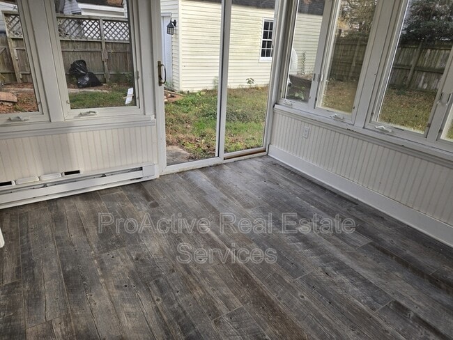 Building Photo - 519 Maycox Ave