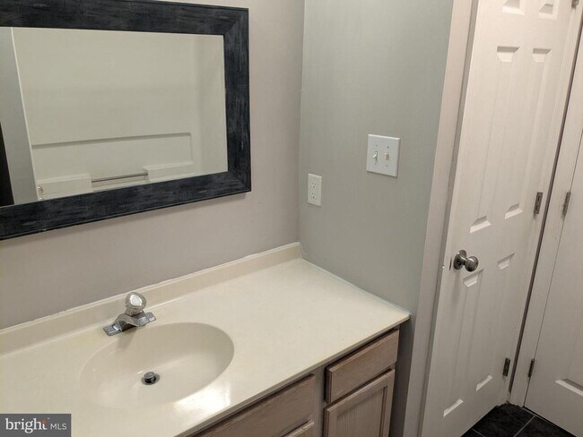 Building Photo - 25 Millstream Rd