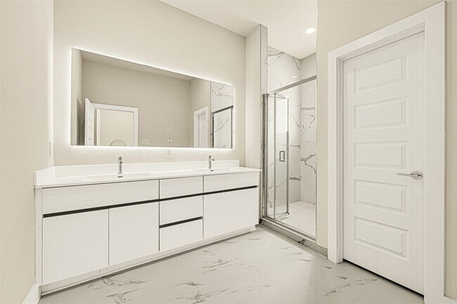 Building Photo - 704 Savonna