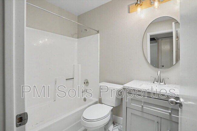 Building Photo - 1510 E Taro Ln