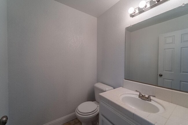 Building Photo - 3 bedroom minutes from shopping & freeway access!