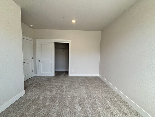 Building Photo - Brand New 5 Bedroom Home in Bull Mountain ...