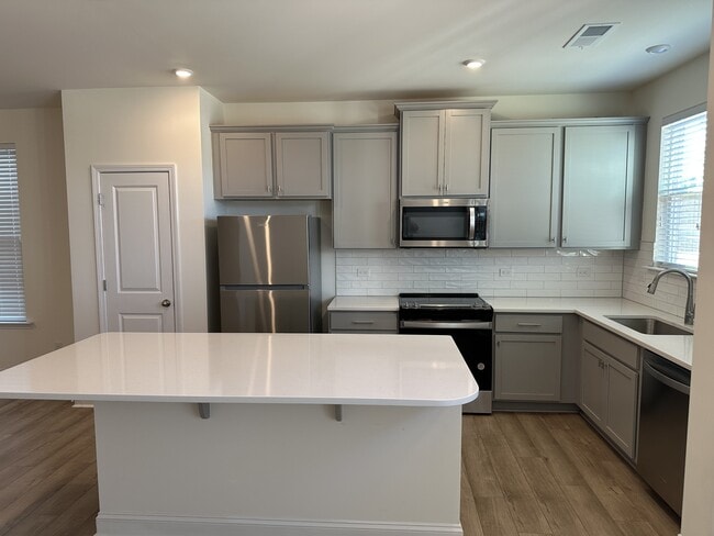 Building Photo - 1027 S Point Rd