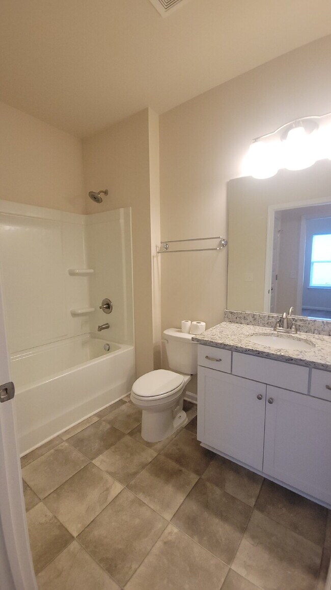 Building Photo - "Charming 3-Bed Oasis with Granite Elegance in Harvest – 1,501 Sq Ft of Comfort!"