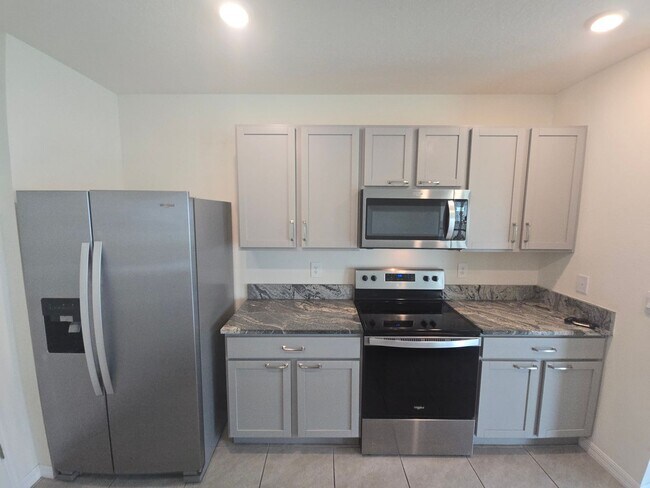 Building Photo - Gorgeous 3-Bedroom, 2-Bathroom Townhouse in Bradenton