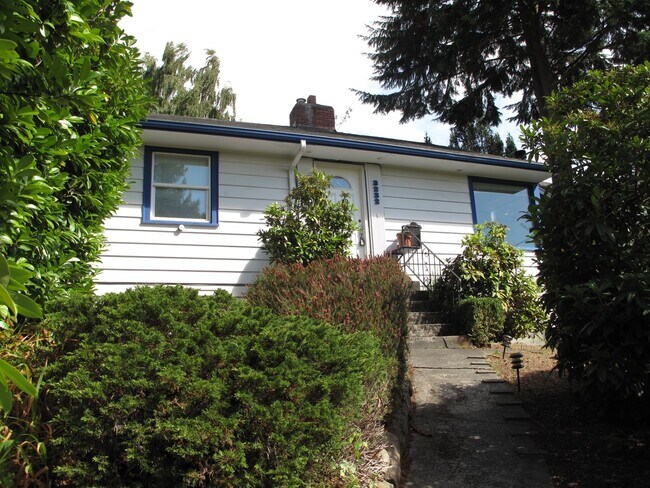 Building Photo - Spacious 3 Bedroom Craftsman Home In Queen...