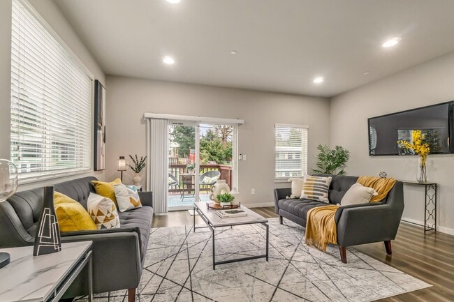 Building Photo - Modern Tri-Level 4BD/3.5BTH Townhouse in Lynnwood for Rent! Pet Friendly!