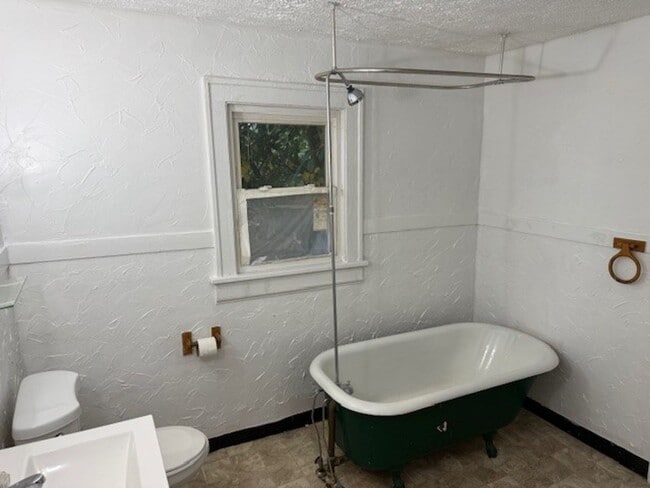 Building Photo - Charming 4-Bedroom Single Family Home for ...