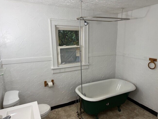 Building Photo - Charming 4-Bedroom Single Family Home for Rent!