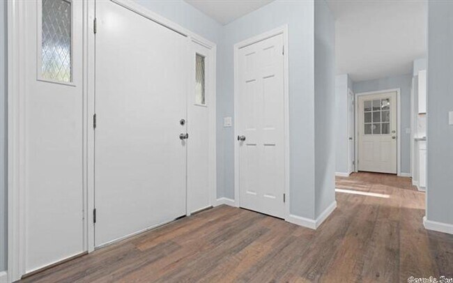 Building Photo - Beautiful Newly Remodeled Home on the Desoto Golf Course! A large landscaped lot with beautiful v...