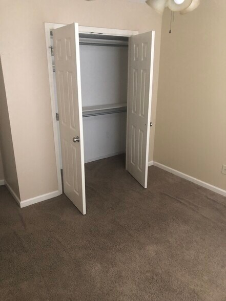 Building Photo - 70 Chateaus Ln