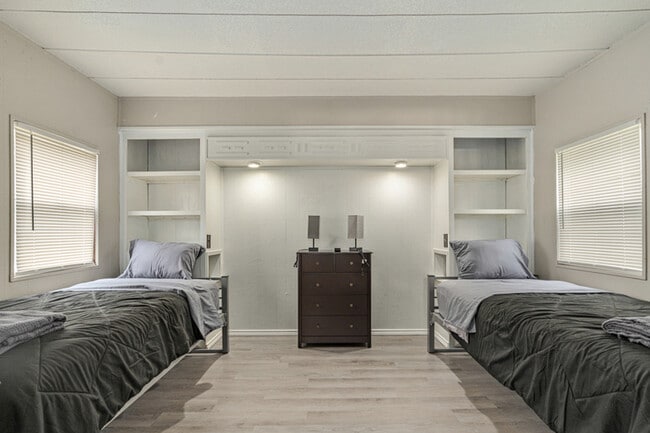 Building Photo - 112 Queenswood Dr