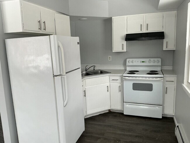 Building Photo - Spacious One-Bedroom unit on Pullman Ave!