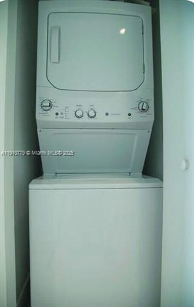 Building Photo - 501 NE 31st St