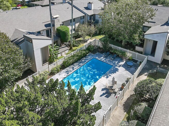 Building Photo - 7065 N Holiday Dr