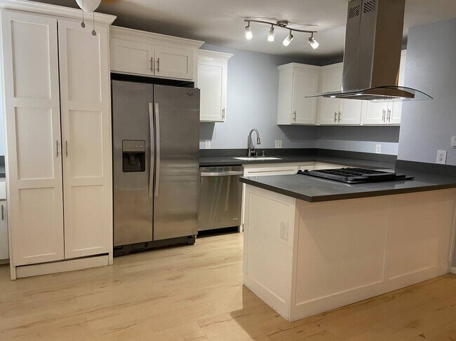 Primary Photo - 302 Bicknell Ave
