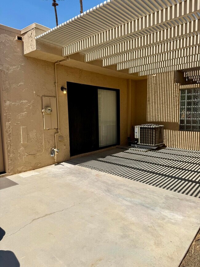 Building Photo - 47965 Oasis Ct