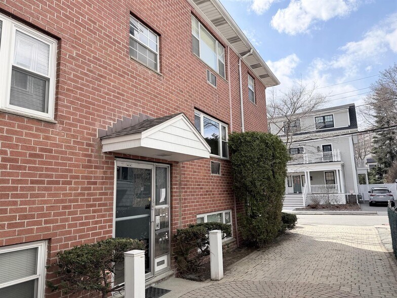 Building Photo - 104 Trowbridge St