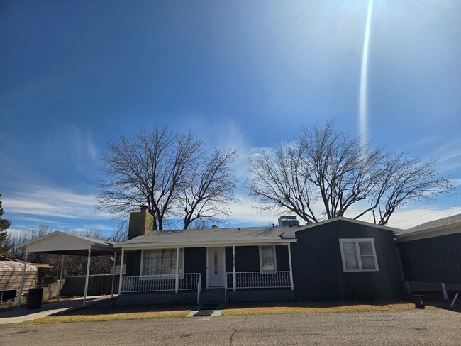 Building Photo - Furnished Three Bedroom Home With Flexible Lease Terms