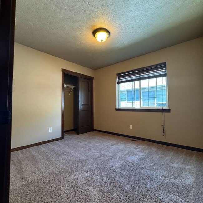 Building Photo - Cute and Cozy 3 Bedroom 2 Bath Rancher