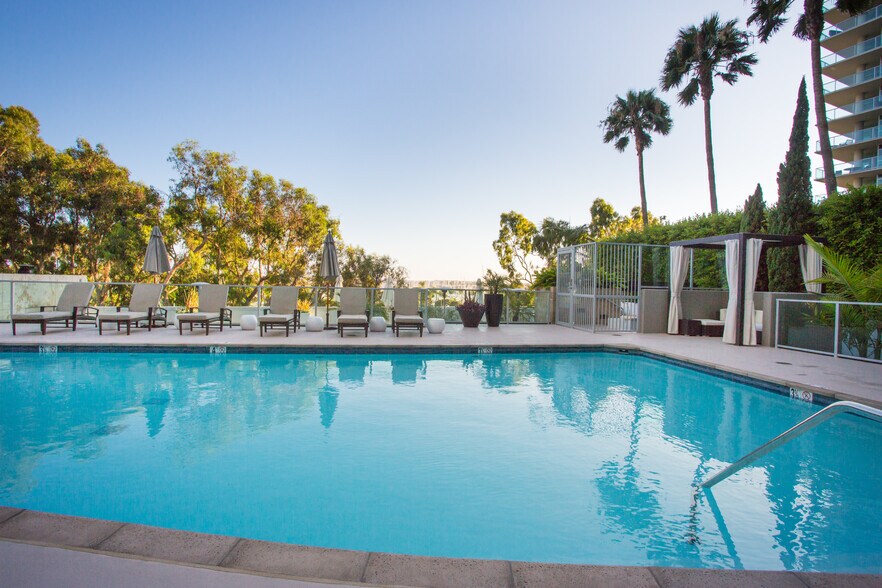 Building Photo - 13650 marina pointe Dr