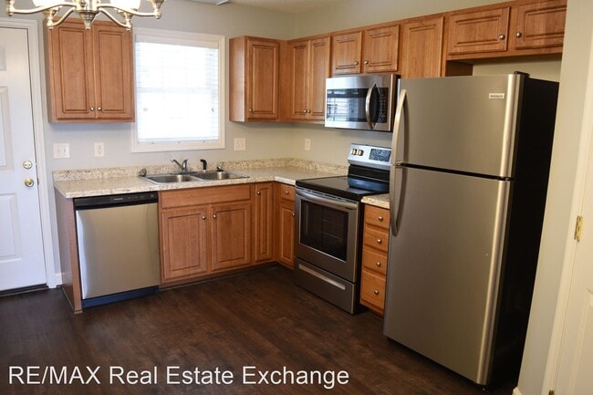 Building Photo - 1000-1008 Pinecrest Dr