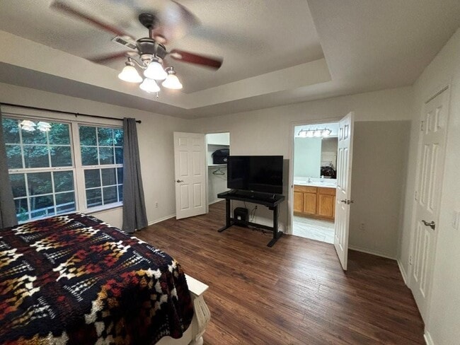 Building Photo - 6 Hart Ln