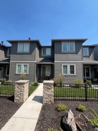 Building Photo - Beautiful 3 Bed/2.5 Bath Townhome - Community Pool and Fitness Center!