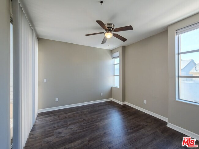 Building Photo - 5237 Willowcrest Ave