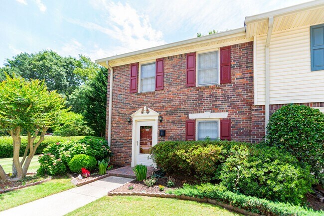 Building Photo - 2bd Townhome in the Heart of Tucker