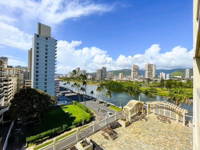 Building Photo - Fully Furnished Studio! Waikiki!