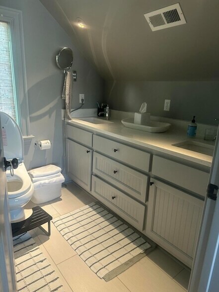 Building Photo - 9 Bogard St