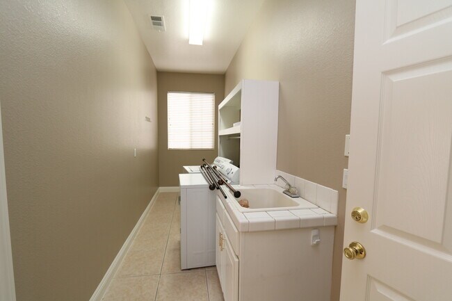 Building Photo - Gorgeous 1 Story Home in Gated Community