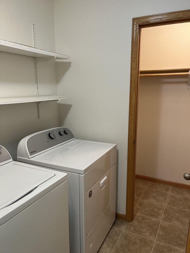 Building Photo - 9141 Leaf Cir