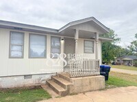 Building Photo - 2 Bed/1 Bath Triplex Home in Noble