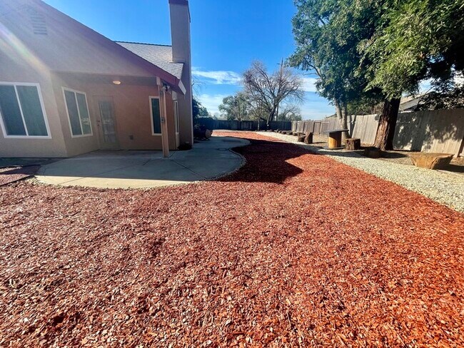 Building Photo - Stunning newly remodeled 3 bedroom 2 bathroom home!