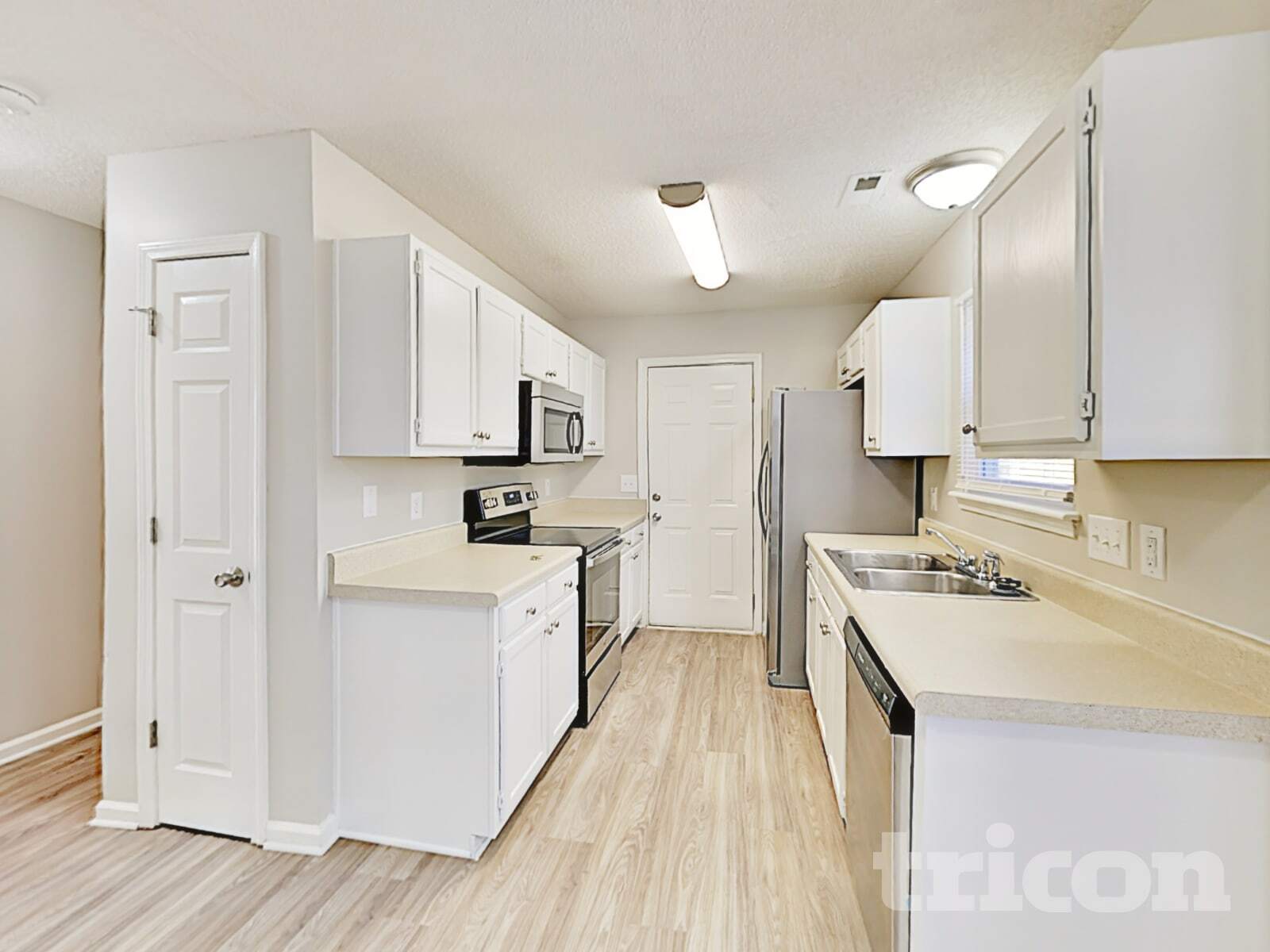 Building Photo - 8009 Vermilion Dr