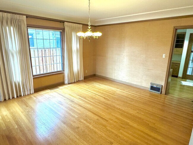 Building Photo - Alameda Neighborhood Pristine Tudor Home, Downtown Views, All The Amenities - A Must See!