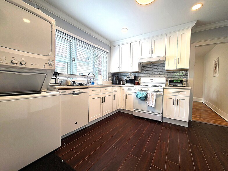 Building Photo - 26 Larose Pl