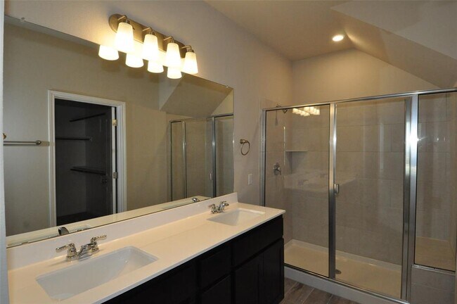 Building Photo - 1621 Bella Dr