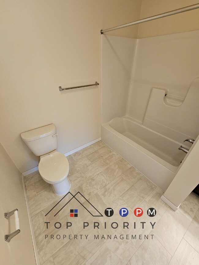 Building Photo - 2 Bedroom | 1 Bathroom Apartment in Cedar ...