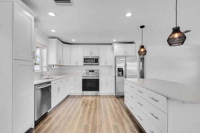 Building Photo - 204 W Whitney Dr