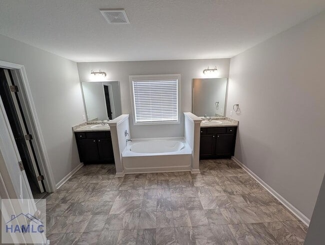 Building Photo - 29 Labrador Ln